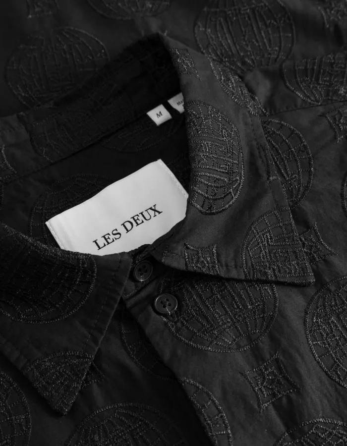 Men Globe Loose SS Shirt 8211 BlackBlack Les Deux ShirtsOvershirts