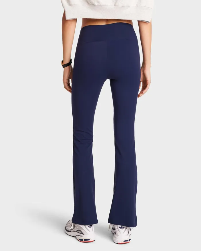 Sporty and Rich Activewear Women Serif Logo Flared Legging 8211 NavyWhite