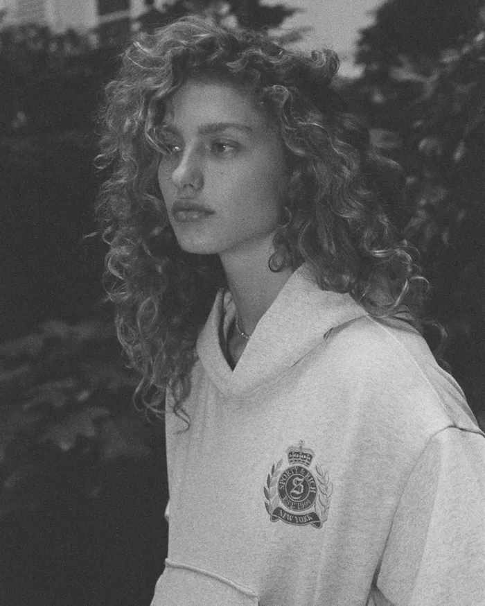 Sporty and Rich Sweatshirts Women NY Crest Cropped Hoodie 8211 Heather GrayGold
